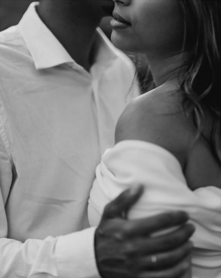 Detalhe do casal abraçado, em preto e branco